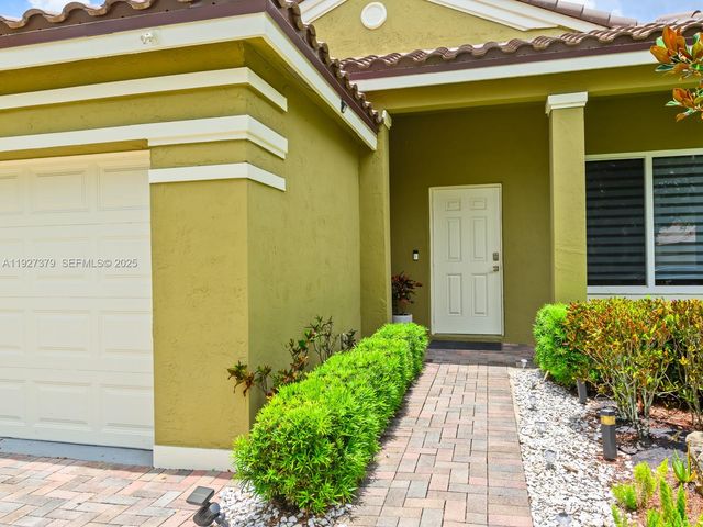 933 Falling Water Rd, Weston, FL 33326