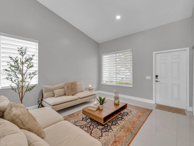 933 Falling Water Rd, Weston, FL 33326