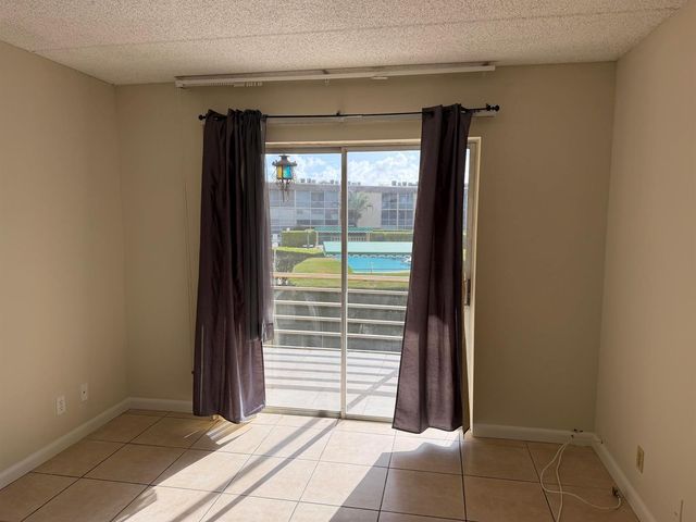 500 W Village Green Circle W 212, Palm Springs, FL 33461