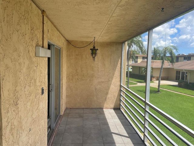 500 W Village Green Circle W 212, Palm Springs, FL 33461