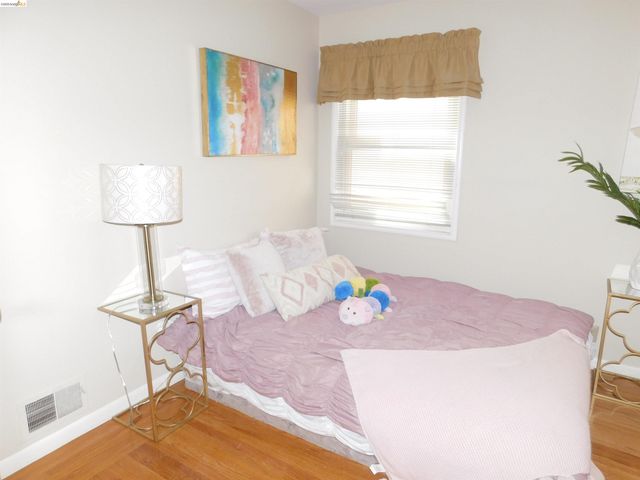 3086 Middleton St, Oakland, CA 94605