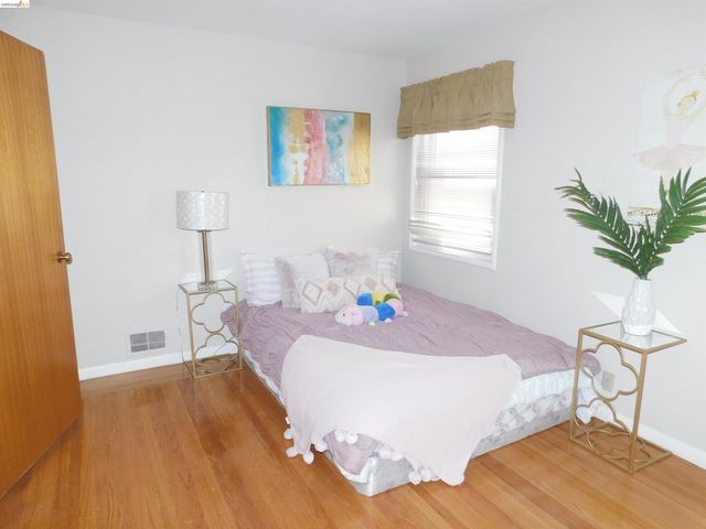 3086 Middleton St, Oakland, CA 94605