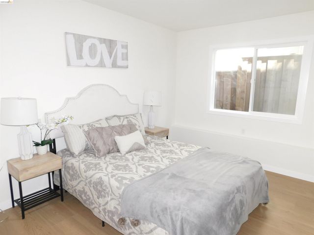 3086 Middleton St, Oakland, CA 94605