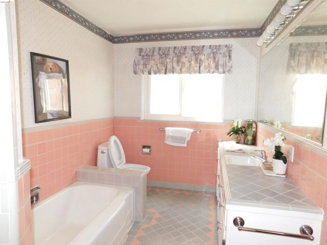 3086 Middleton St, Oakland, CA 94605