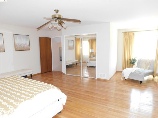 3086 Middleton St, Oakland, CA 94605