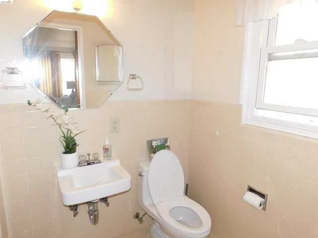 3086 Middleton St, Oakland, CA 94605