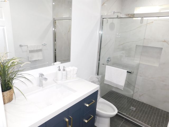 3086 Middleton St, Oakland, CA 94605