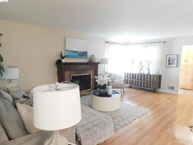 3086 Middleton St, Oakland, CA 94605