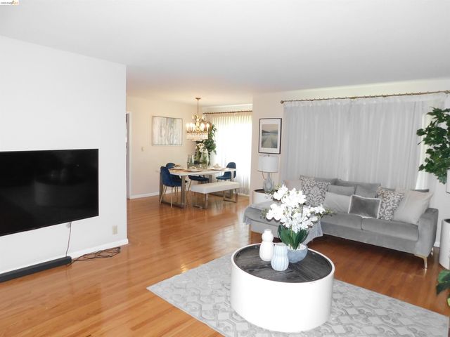 3086 Middleton St, Oakland, CA 94605