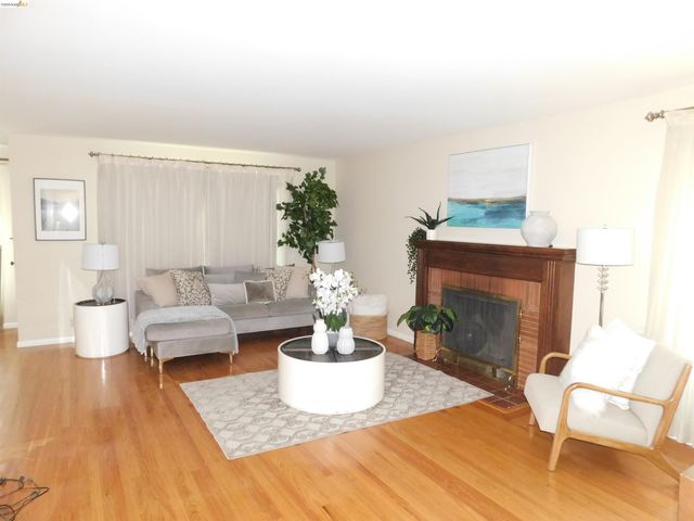 3086 Middleton St, Oakland, CA 94605