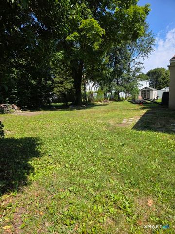 12 Woodlawn Avenue, Waterford, CT 06385