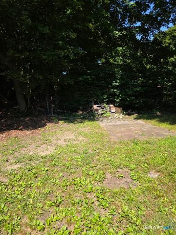 12 Woodlawn Avenue, Waterford, CT 06385