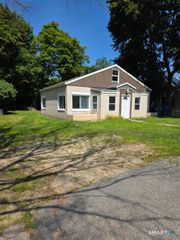 12 Woodlawn Avenue, Waterford, CT 06385