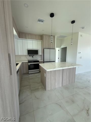 124 SE 2nd AVE, Cape Coral, FL 33990
