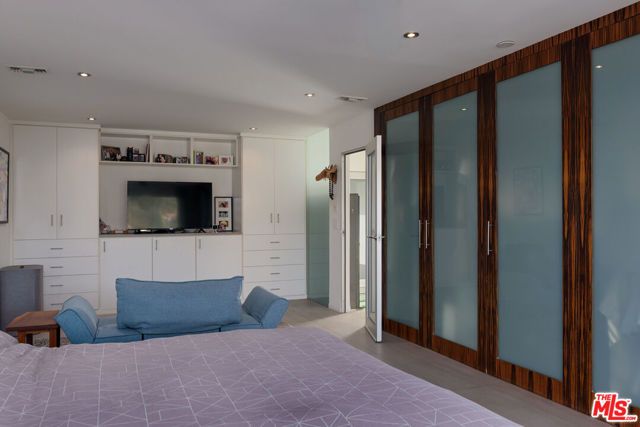 6830 Cahuenga Park Trail, Los Angeles, CA 90068