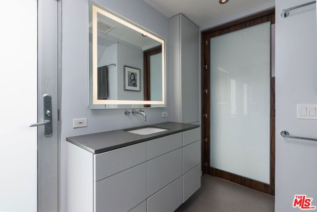 6830 Cahuenga Park Trail, Los Angeles, CA 90068