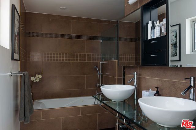 6830 Cahuenga Park Trail, Los Angeles, CA 90068