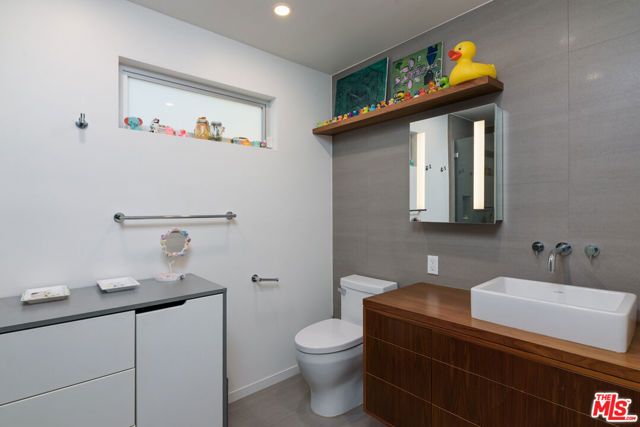 6830 Cahuenga Park Trail, Los Angeles, CA 90068