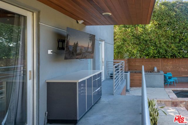 6830 Cahuenga Park Trail, Los Angeles, CA 90068