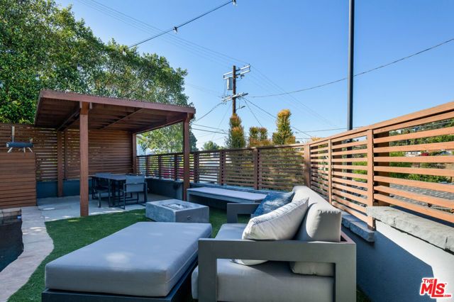 6830 Cahuenga Park Trail, Los Angeles, CA 90068