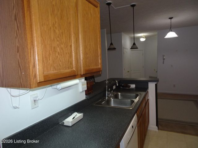 9106 Hawthorne Pointe Dr UNIT 102, Louisville, KY 40272