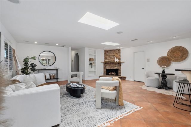 986 Post Road, Costa Mesa, CA 92626