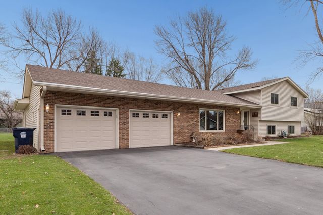 1197 Jackson Street S, Shakopee, MN 55379