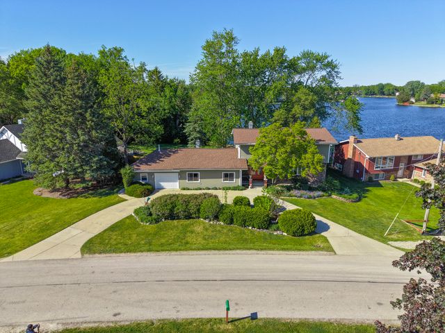 2004 Sprucewood Lane, Lindenhurst, IL 60046
