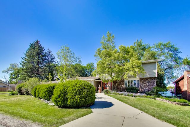 2004 Sprucewood Lane, Lindenhurst, IL 60046