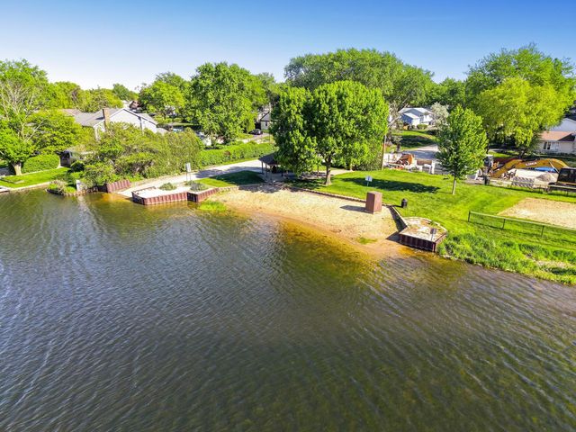 2004 Sprucewood Lane, Lindenhurst, IL 60046
