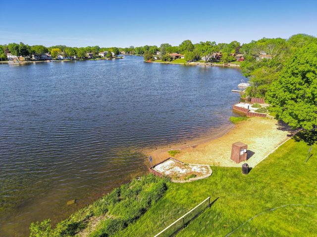 2004 Sprucewood Lane, Lindenhurst, IL 60046
