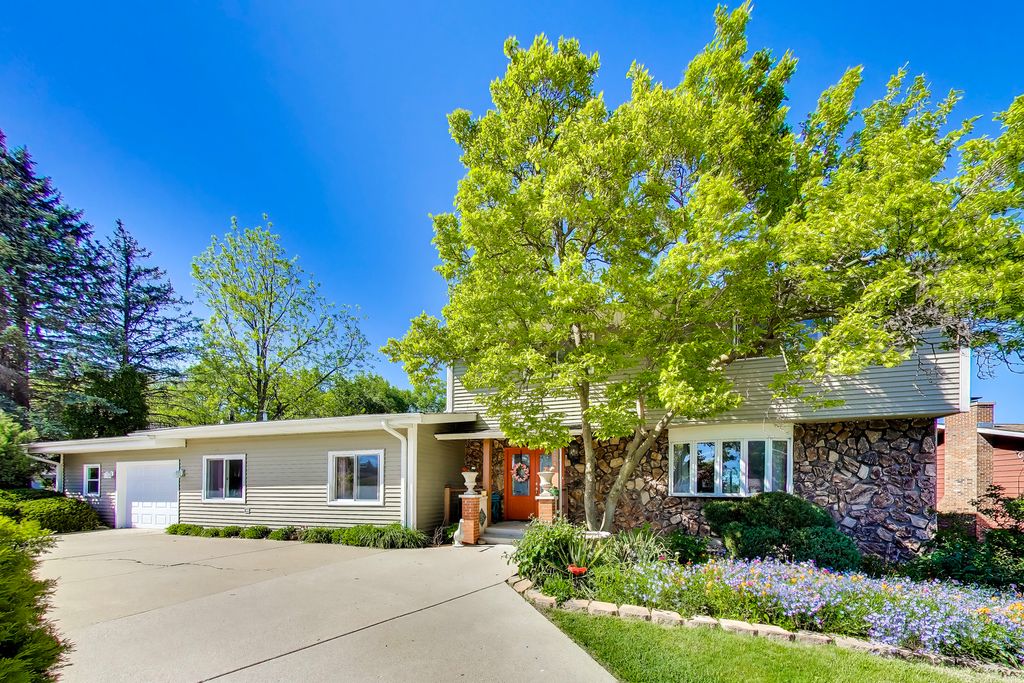 2004 Sprucewood Lane, Lindenhurst, IL 60046