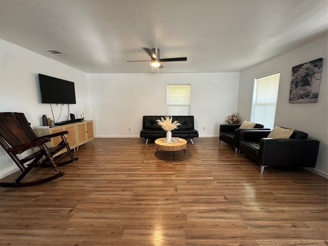1117 Roberts Cut Off Road, River Oaks, TX 76114