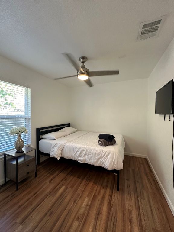 Image 10 of property listing at 1117 Roberts Cut Off Road, River Oaks, TX 76114