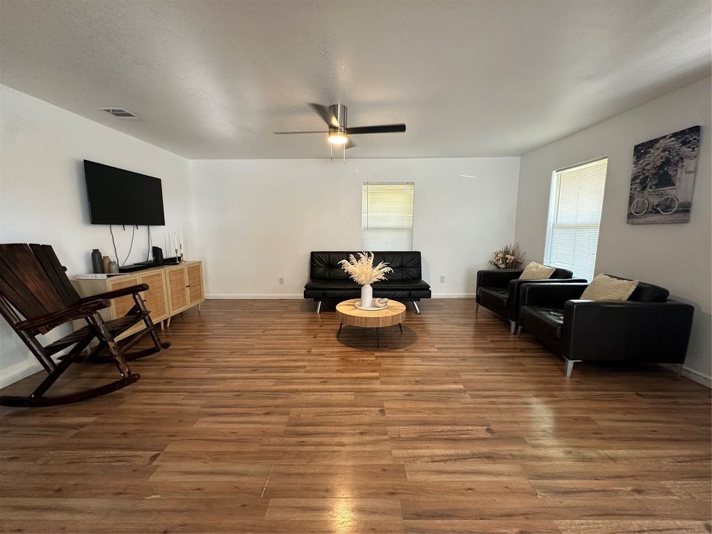 Image 6 of property listing at 1117 Roberts Cut Off Road, River Oaks, TX 76114