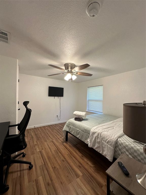 Image 7 of property listing at 1117 Roberts Cut Off Road, River Oaks, TX 76114