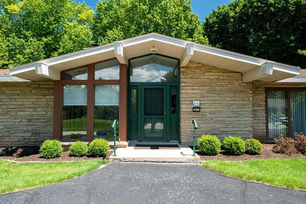 2460 Alta Louise PARKWAY, Brookfield, WI 53045