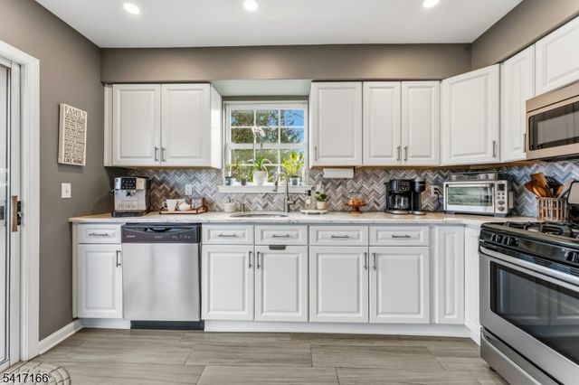 32 Dewitt Ln, Hillsborough Twp., NJ 08844