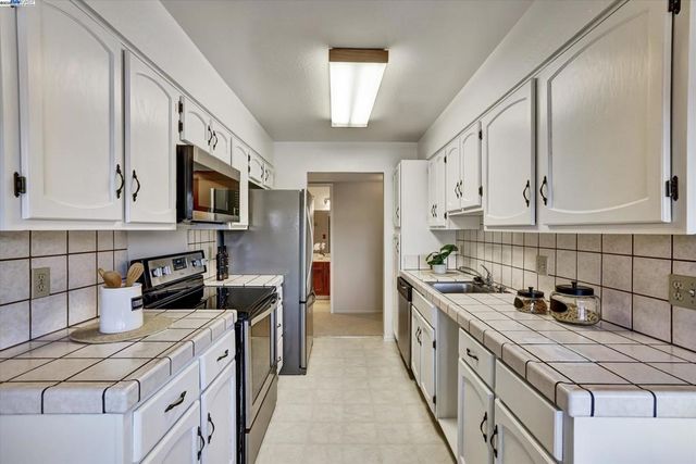 499 Estudillo Ave 302, San Leandro, CA 94577