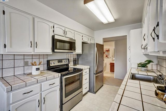 499 Estudillo Ave 302, San Leandro, CA 94577