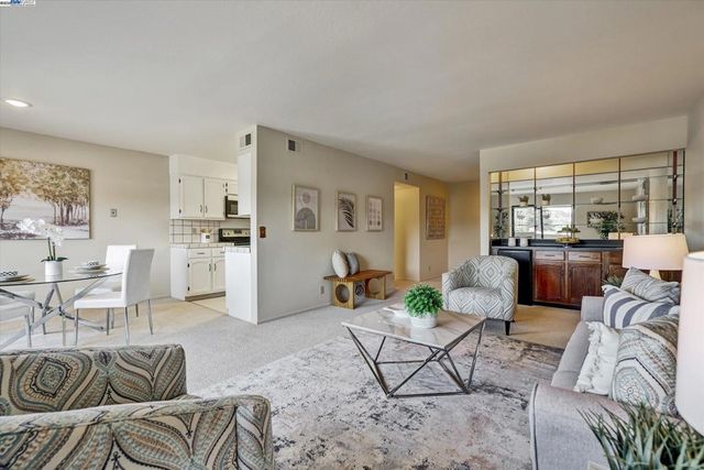 499 Estudillo Ave 302, San Leandro, CA 94577