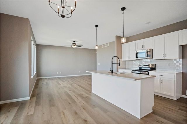 12604 S Parkwood Drive, Lee's Summit, MO 64086