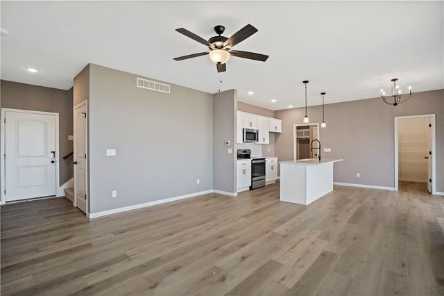 12604 S Parkwood Drive, Lee's Summit, MO 64086