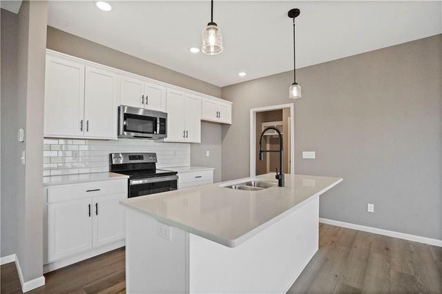 12604 S Parkwood Drive, Lee's Summit, MO 64086