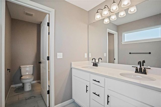 12604 S Parkwood Drive, Lee's Summit, MO 64086