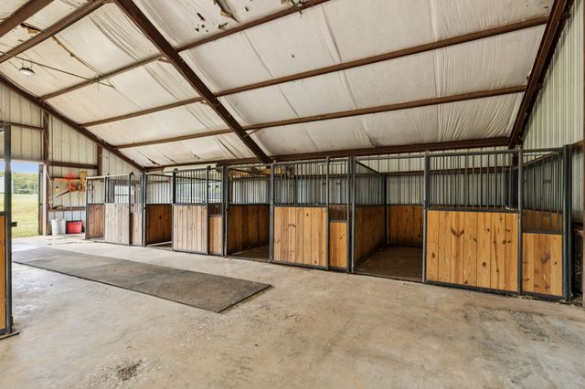 4376 Trousdale Ln, Columbia, TN 38401