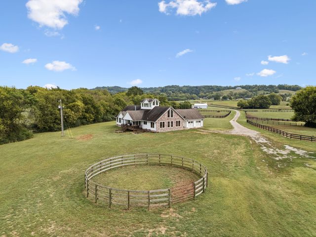 4376 Trousdale Ln, Columbia, TN 38401