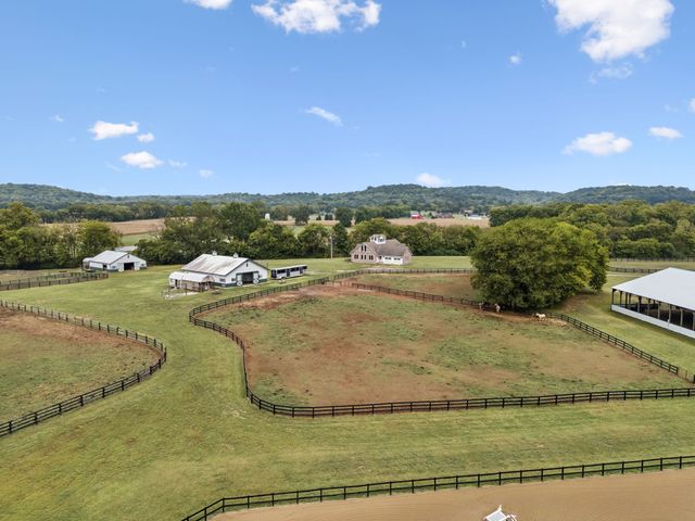 4376 Trousdale Ln, Columbia, TN 38401