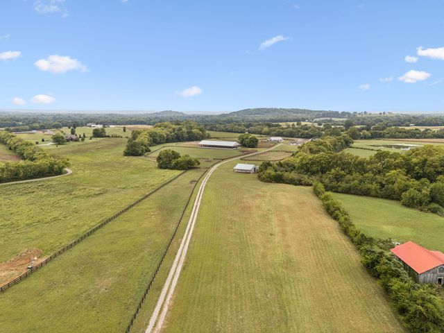 4376 Trousdale Ln, Columbia, TN 38401