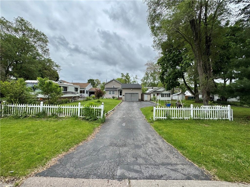 77 Mosley Road, Greece, NY 14616